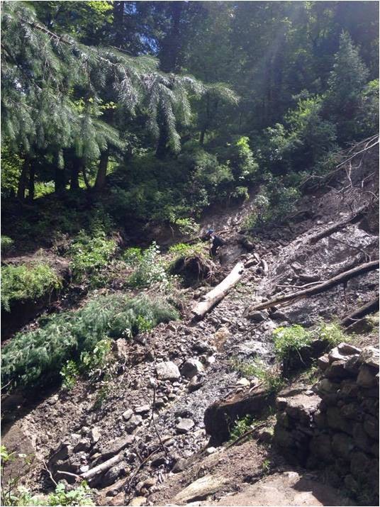 landslide on hike to hot water spring kheerganga, Himachal Pradesh