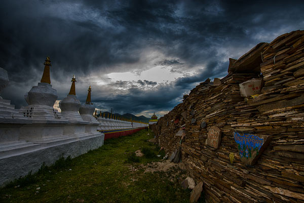 The worlds largest Mani stone wall is located in Sershul county, northwest Graze Tibetan Prefecture - the sacred Mani Stones