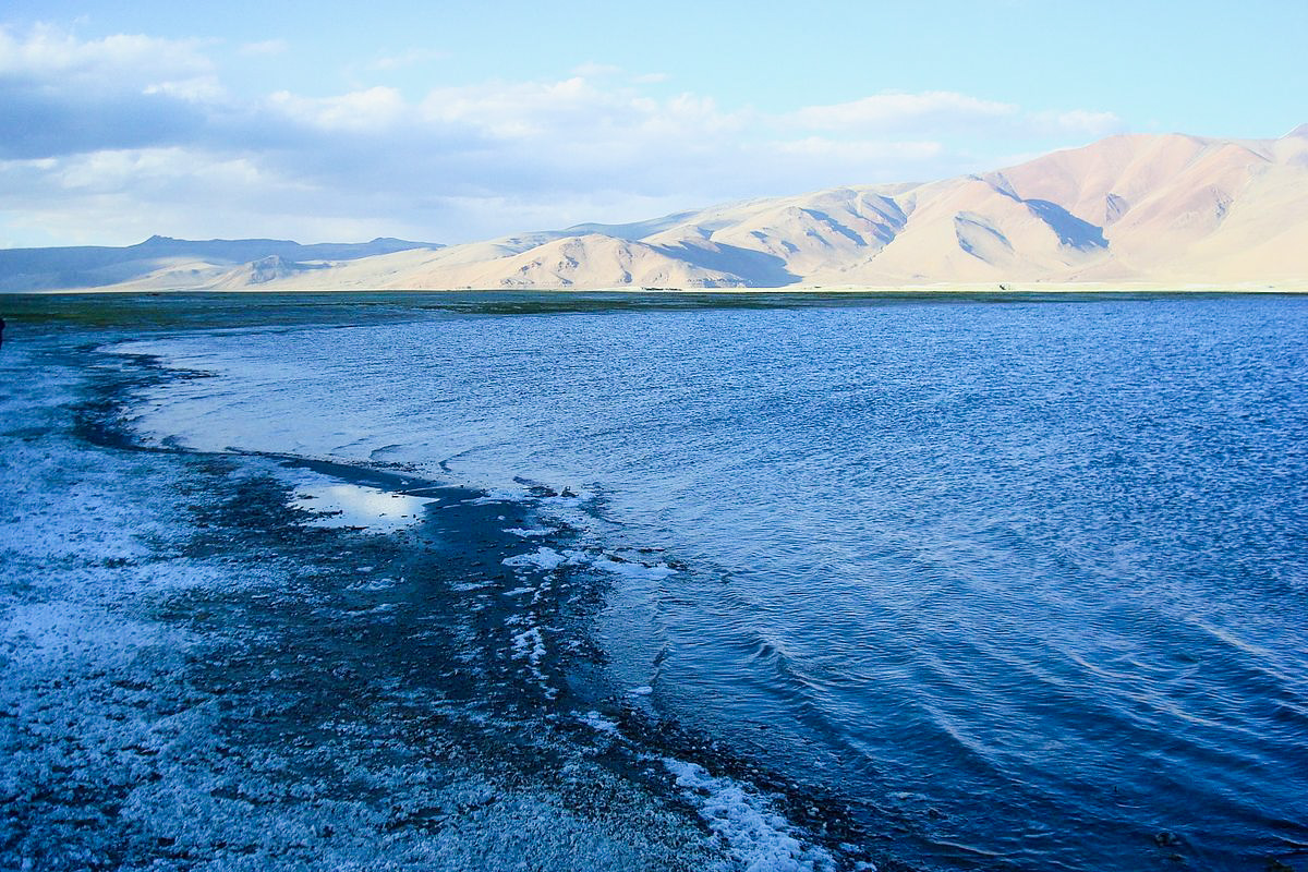 White Lake Tso Kar with salt deposits on Clear Days