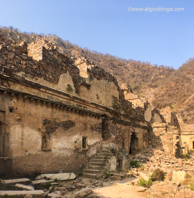 Rooms of Haunted Bhangarh Fort in deserted state