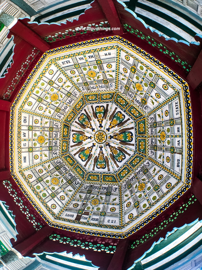 Dome decorated with symbols and figurines - Padam Palace